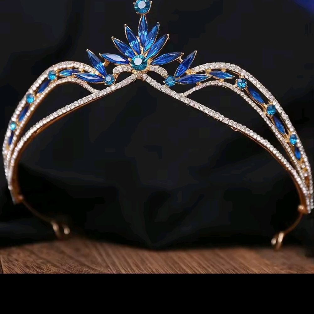Blue and Gold Hair Accessory with Elegant Design